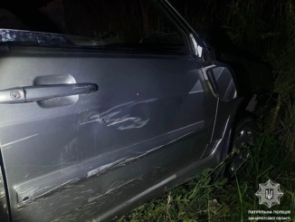 У передмісті Ужгорода патрульні поліцейські притягнули до відповідальності водія, який, перебуваючи у стані сильного алкогольного сп'яніння, скоїв дорожньо-транспортну пригоду.