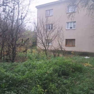 Після тривалої боротьби мешканці будинку на вулиці Шопена в Ужгороді офіційно оформили право постійного користування прибудинковою територією. Саме цю зелену зону торік намагалися передати під розширення новобудови. Як мешканцям вдалося відстояти свій двір та пройти всі бюрократичні процедури — читайте на сайті Ужгород24.