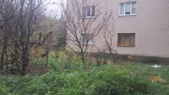 Після тривалої боротьби мешканці будинку на вулиці Шопена в Ужгороді офіційно оформили право постійного користування прибудинковою територією. Саме цю зелену зону торік намагалися передати під розширення новобудови. Як мешканцям вдалося відстояти свій двір та пройти всі бюрократичні процедури — читайте на сайті Ужгород24.