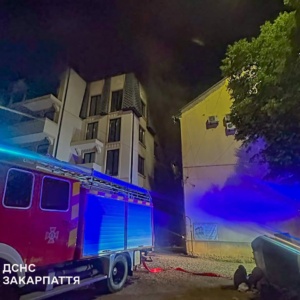 Нічна пожежа в Берегові: вогонь спалахнув у підвалі готельного комплексу