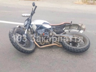 В Ужгороді мотоцикліст врізався в автомобіль: постраждалого госпіталізували