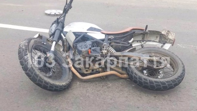 В Ужгороді мотоцикліст врізався в автомобіль: постраждалого госпіталізували