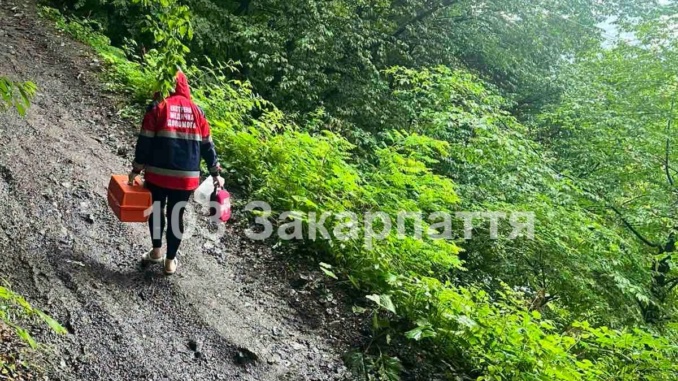 У горах на Тячівщині помер чоловік: медики пішки долали два кілометри, щоб врятувати його