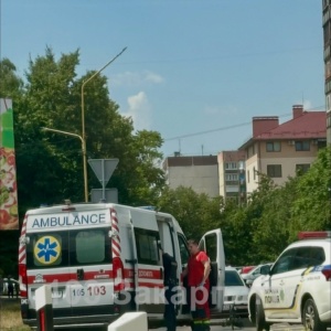 В Ужгороді після ДТП за участю електросамоката сталася сутичка: до лікарні госпіталізували трьох людей