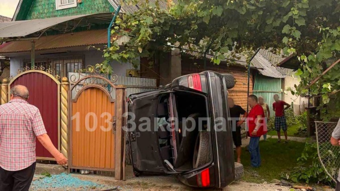 64-річний водій в’їхав в огорожу на Тячівщині та відмовився від госпіталізації