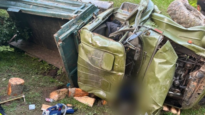 На Рахівщині перекинулася вантажівка: загинув 38-річний пасажир, водій у реанімації