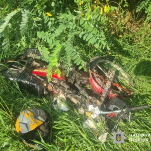 У селі Великий Раковець Хустського району 27 липня сталася смертельна дорожньо-транспортна пригода за участю мотоцикла та вантажівки. Унаслідок аварії загинув 15-річний місцевий житель.
