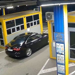 На Закарпатті судитимуть чоловіка, який намагався незаконно вивезти до Словаччини майже мільйон доларів