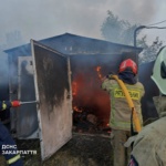 В Ужгороді зранку горіли два гаражі: вогнеборці понад годину боролися з пожежею