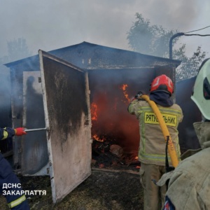 В Ужгороді зранку горіли два гаражі: вогнеборці понад годину боролися з пожежею