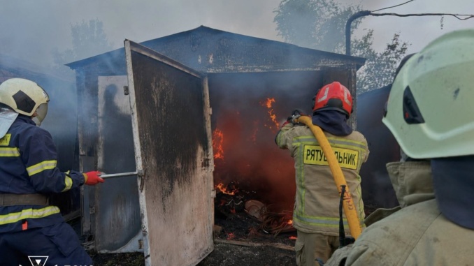 В Ужгороді зранку горіли два гаражі: вогнеборці понад годину боролися з пожежею