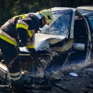 У Перечині сталася ДТП: трьох людей госпіталізували, водія деблокували рятувальники