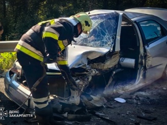 У Перечині сталася ДТП: трьох людей госпіталізували, водія деблокували рятувальники