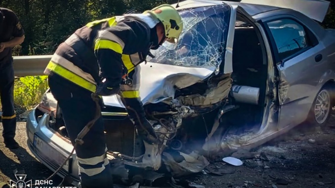 У Перечині сталася ДТП: трьох людей госпіталізували, водія деблокували рятувальники