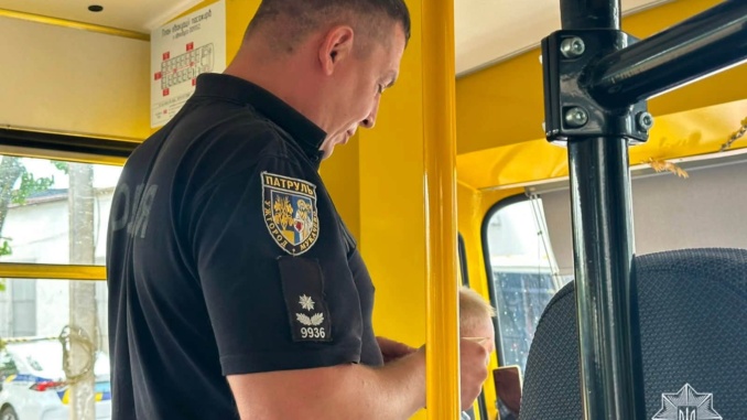 В Ужгороді перевіряють шкільні автобуси перед початком навчального року
