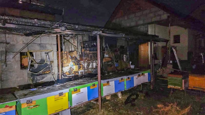 У Мукачеві вночі горіла споруда з інструментами для бджільництва