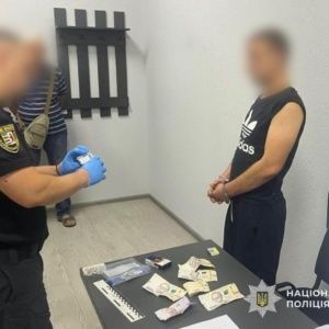 У Мукачеві поліція затримала 34-річного чоловіка, якого підозрюють у розбійному нападі на двох відвідувачів кафе. За даними правоохоронців, затриманий є військовослужбовцем, який минулого місяця самовільно залишив військову частину.