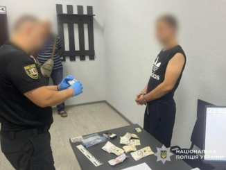 У Мукачеві поліція затримала 34-річного чоловіка, якого підозрюють у розбійному нападі на двох відвідувачів кафе. За даними правоохоронців, затриманий є військовослужбовцем, який минулого місяця самовільно залишив військову частину.