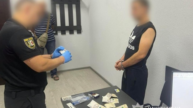 У Мукачеві поліція затримала 34-річного чоловіка, якого підозрюють у розбійному нападі на двох відвідувачів кафе. За даними правоохоронців, затриманий є військовослужбовцем, який минулого місяця самовільно залишив військову частину.