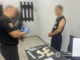 У Мукачеві поліція затримала 34-річного чоловіка, якого підозрюють у розбійному нападі на двох відвідувачів кафе. За даними правоохоронців, затриманий є військовослужбовцем, який минулого місяця самовільно залишив військову частину.
