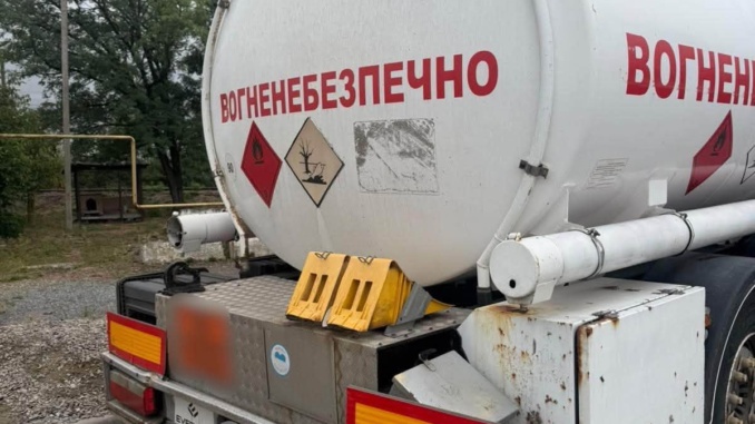 На Закарпатті в автоцистерні знайшли понад 28 тисяч пачок контрабандних сигарет