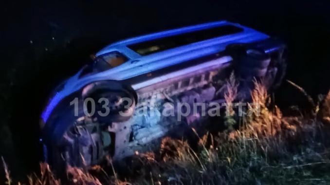 Мікроавтобус злетів у кювет і перекинувся на Воловеччині: постраждали троє людей