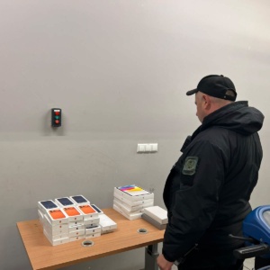 На Закарпатті в автобусі виявили незадекларовану техніку Apple на 2,4 млн грн