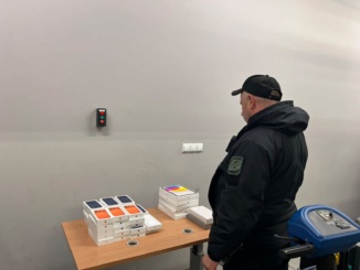 На Закарпатті в автобусі виявили незадекларовану техніку Apple на 2,4 млн грн