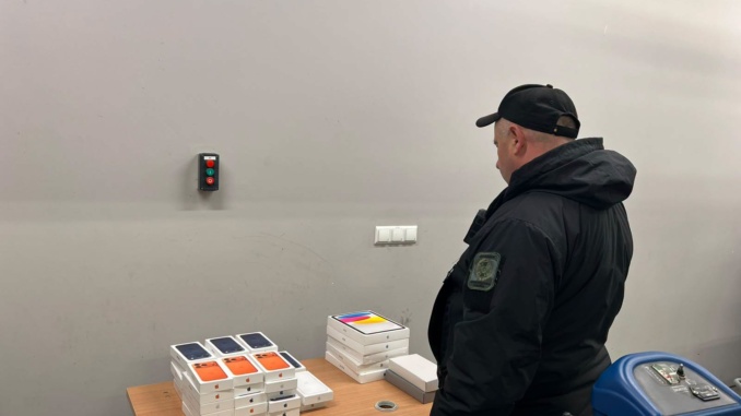 На Закарпатті в автобусі виявили незадекларовану техніку Apple на 2,4 млн грн