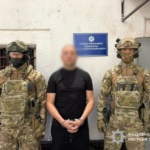 На Закарпатті правоохоронці затримали 41-річного мукачівця, якого слідство вважає основним організатором наркоугруповання. Чоловік тривалий час переховувався від органів досудового розслідування, однак після повернення до місця проживання його затримали оперативники.