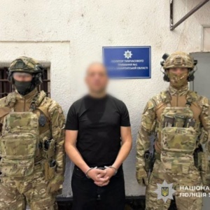На Закарпатті правоохоронці затримали 41-річного мукачівця, якого слідство вважає основним організатором наркоугруповання. Чоловік тривалий час переховувався від органів досудового розслідування, однак після повернення до місця проживання його затримали оперативники.