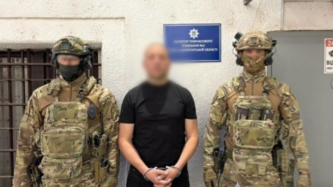 На Закарпатті правоохоронці затримали 41-річного мукачівця, якого слідство вважає основним організатором наркоугруповання. Чоловік тривалий час переховувався від органів досудового розслідування, однак після повернення до місця проживання його затримали оперативники.