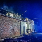 У Виноградові подружжя прокинулося через пожежу: вогонь охопив дах будинку