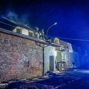 У Виноградові подружжя прокинулося через пожежу: вогонь охопив дах будинку
