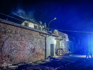 У Виноградові подружжя прокинулося через пожежу: вогонь охопив дах будинку