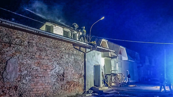 У Виноградові подружжя прокинулося через пожежу: вогонь охопив дах будинку