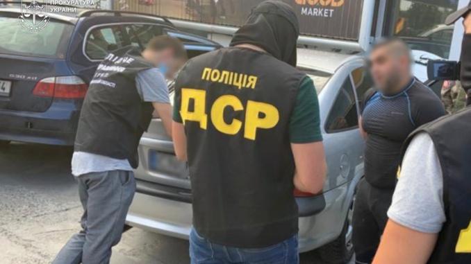 На Закарпатті двох учасників організованого злочинного угруповання засудили до 8 років 6 місяців та 7 років 6 місяців позбавлення волі.
